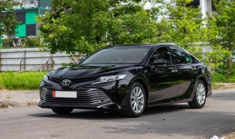 Toyota Camry 2019 - Bán xe Camry 2.0E sx 2019 màu đen, xe như mới